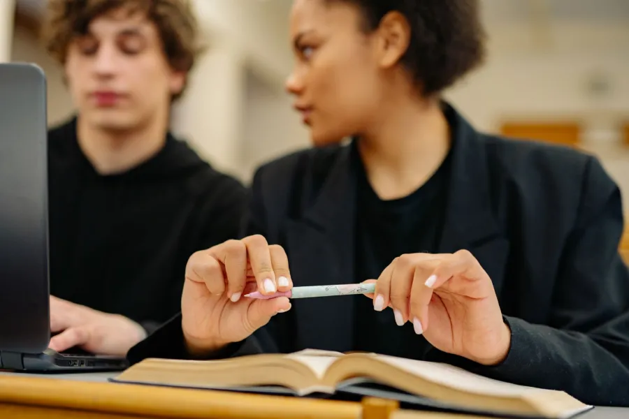Estudantes estudando juntos com livros