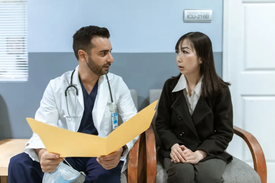 Médico conversando com paciente em consultório
