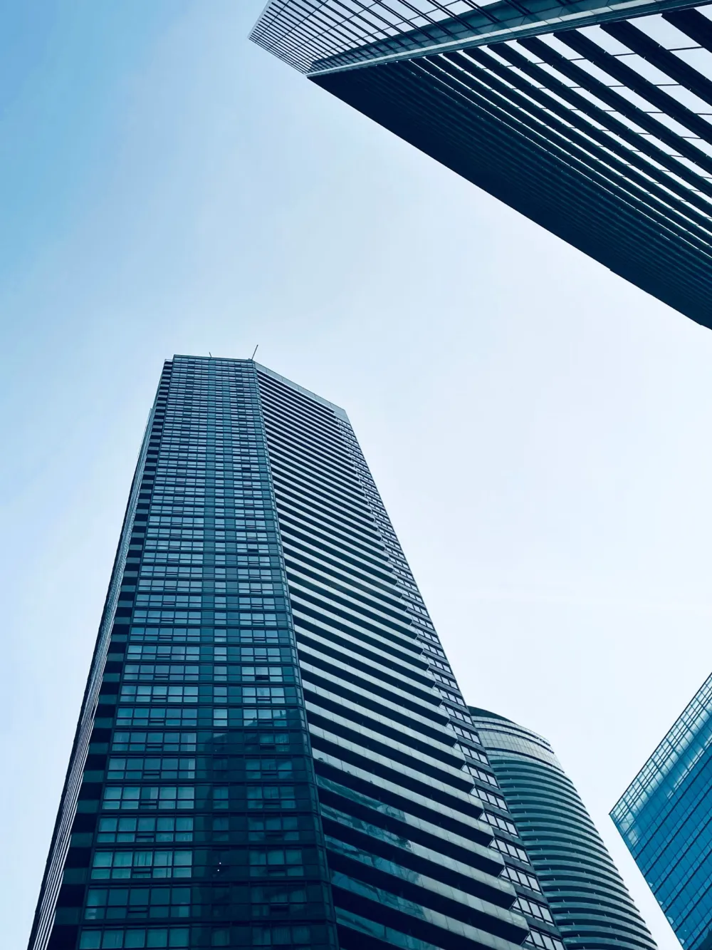 Edifício corporativo espelhado visto de baixo