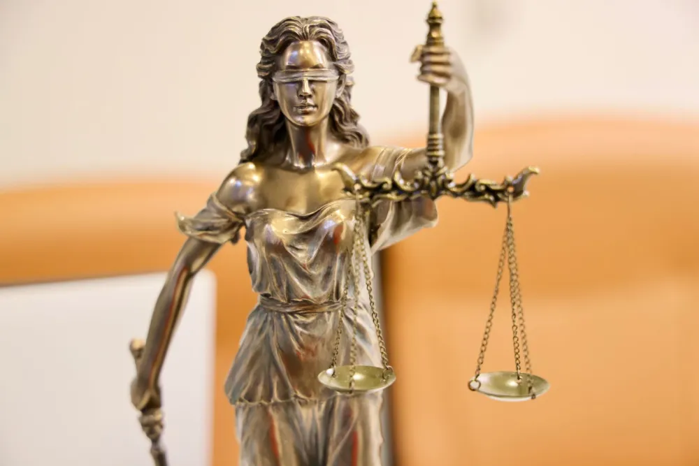Estátua da justiça com balança
